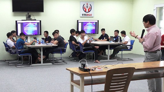 Sinh viên Trường Đại học Sư phạm Kỹ thuật TPHCM (trường tự chủ) trong giờ học tại phòng học số