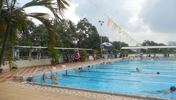 Thiếu nhi phường 17 quận Phú Nhuận được Đoàn phường  tổ chức học bơi tại hồ bơi Rạch Miễu