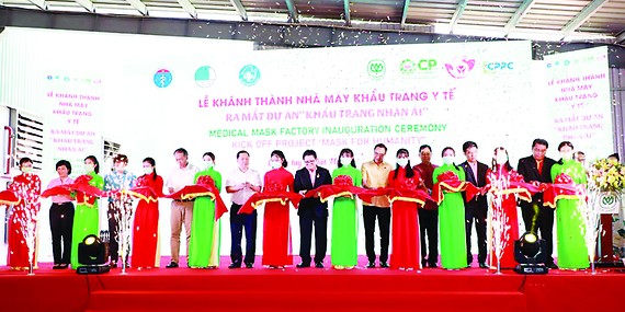 Công ty cổ phần Chăn nuôi CP Việt Nam tặng 8 triệu khẩu trang y tế 