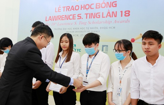 Ông Marvin Tsao, Tổng Giám đốc Công ty TNHH Tân Thuận, đại diện Quỹ Lawrence S. Ting trao học bổng cho sinh viên Trường Đại học Khoa học Tự nhiên TPHCM.
