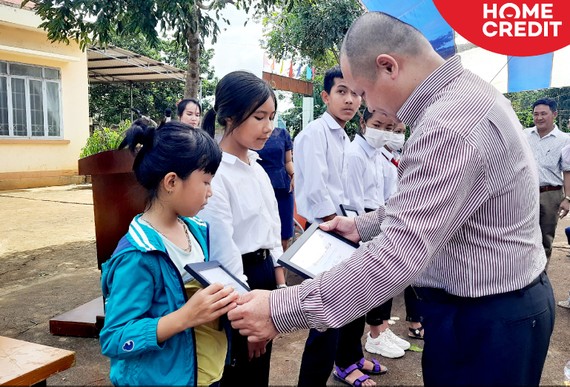Đại diện Home Credit Việt Nam trao chứng nhận học bổng cho các em học sinh khó khăn
