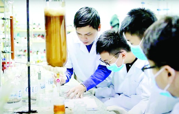 Tại phòng thí nghiệm của Viện Hóa sinh biển - Viện Hàn lâm Khoa học và Công nghệ Việt Nam, Tiến sĩ Lê Nguyễn Thành hướng dẫn nhóm Tử Minh thực hiện dự án về keo ong dú