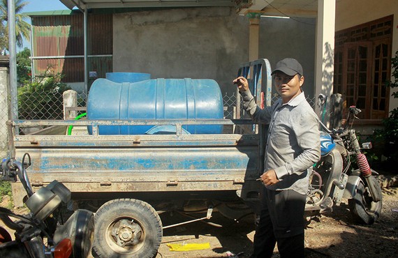 Anh Lê Văn Huy chở nước miễn phí cho người dân vùng hạn