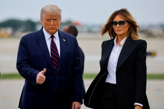  Tổng thống Mỹ Donald Trump và Đệ nhất phu nhân Melania Trump tại Sân bay Quốc tế Cleveland Hopkins ở Cleveland, Ohio, Mỹ, ngày 29-9-2020. Ảnh: REUTERS