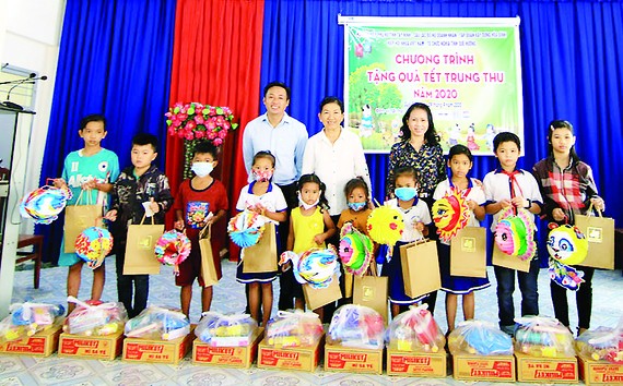 Tập đoàn Xây dựng Hòa Bình tặng quà cho các em nhỏ có hoàn cảnh khó khăn tại 4 huyện vùng biên giới tỉnh Tây Ninh