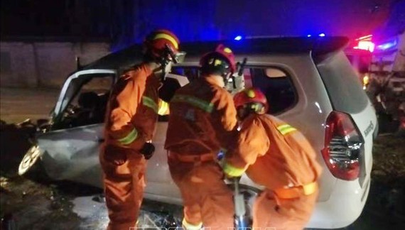 Lực lượng cứu hộ làm nhiệm vụ tại hiện trường một vụ tai nạn giao thông trên đường Phòng Vĩ, thành phố Tây An, tỉnh Thiểm Tây, Trung Quốc. Ảnh tư liệu: THX/TTXVN