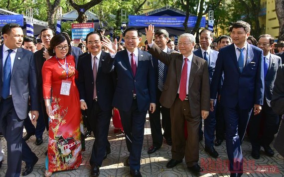 Tổng Bí thư, Chủ tịch nước Nguyễn Phú Trọng cùng các đại biểu dự lễ kỷ niệm 70 năm Ngày thành lập Trường THPT Nguyễn Gia Thiều. Ảnh: nhadan