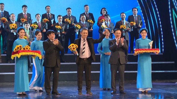 Đại diện doanh nghiệp Qui Phúc nhận danh hiệu Thương hiệu Quốc gia Việt Nam năm 2020.