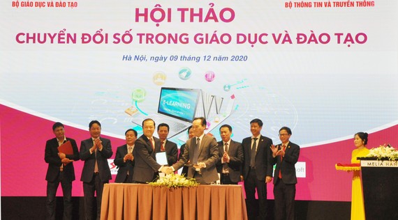 Thứ trưởng Bộ GD-ĐT Hoàng Minh Sơn (bên phải) và Chủ tịch HĐTV VNPT  ký biên bản ghi nhớ chuyển đổi số trong GD-ĐT