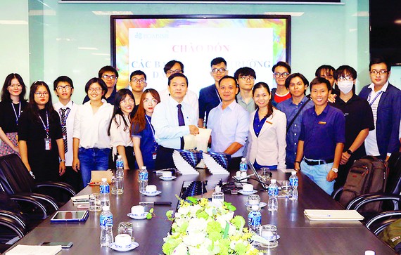  Chủ tịch Tập đoàn Xây dựng Hòa Bình, ông Lê Viết Hải, chụp hình lưu niệm cùng các sinh viên