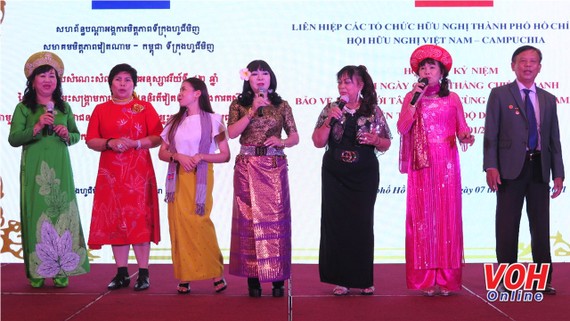 Tiết mục biểu diễn văn nghệ tại buổi họp mặt kỷ niệm 42 năm Ngày chiến thắng biên giới Tây Nam và cùng quân dân Campuchia chiến thắng chế độ diệt chủng ở Campuchia (7-1-1979 -- 7-1-2021). Ảnh: VOH