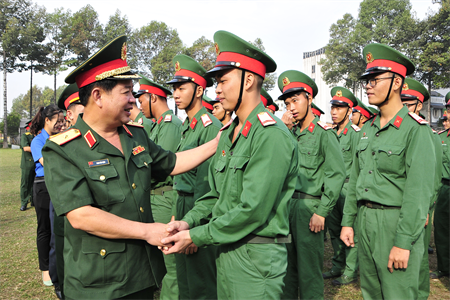  Thiếu tướng Phan Văn Xựng, Chính ủy Bộ Tư lệnh TPHCM động viên chiến sĩ hoàn thành nghĩa vụ quân sự. Ảnh: Báo Quân khu 7