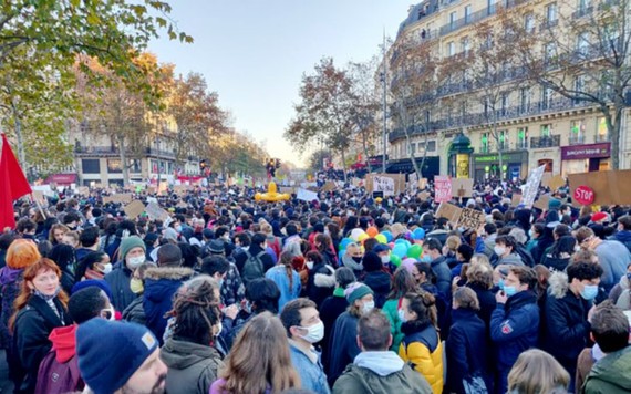 Hàng ngàn người biểu tình tại thủ đô Paris. Ảnh: France3