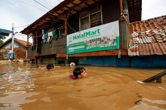 Trận mưa lớn gây ngập lụt ở Jakarta, Indonesia, ngày 2-1-2020. Ảnh: REUTERS/Willy Kurniawan