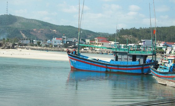 Khu vực gần cửa biển có bãi cát bồi lấp chắn ngang, gây khó khăn cho tàu thuyền ra vào cảng Sa Huỳnh. Ảnh: NGUYỄN TRANG
