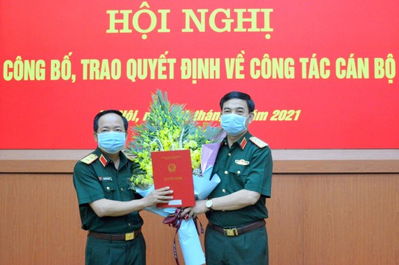 Thượng tướng Phan Văn Giang (bên phải) trao quyết định bổ nhiệm cho Trung tướng Trịnh Văn Quyết. Ảnh: Bộ Quốc phòng