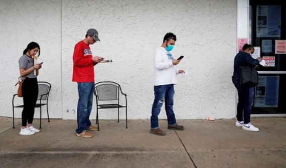 Người dân xếp hàng nộp đơn thất nghiệp tại Arkansas (Mỹ). Ảnh minh họa: REUTERS