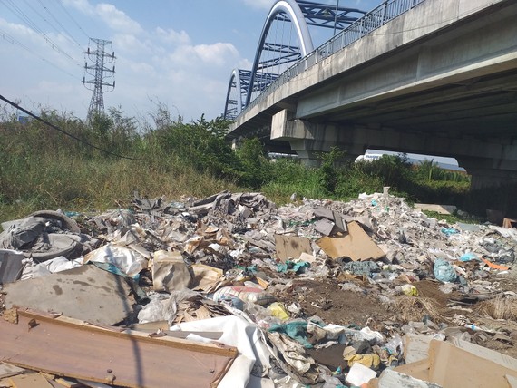 Gầm cầu thành… bãi rác