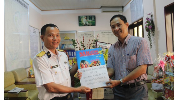 Đại diện Báo SGGP trao tặng báo xuân cho cán bộ, chiến sĩ Hải quân vùng 2