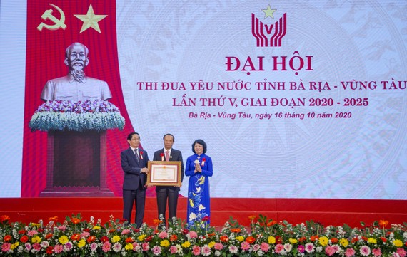 Phó Chủ tịch nước Đặng Thị Ngọc Thịnh trao tặng bằng khen của Chính phủ cho tỉnh Bà Rịa - Vũng Tàu