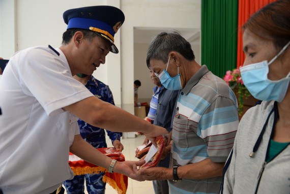 Vùng Cảnh sát biển 3 trao quà cho ngư dân huyện Long Điền có hoàn cảnh khó khăn