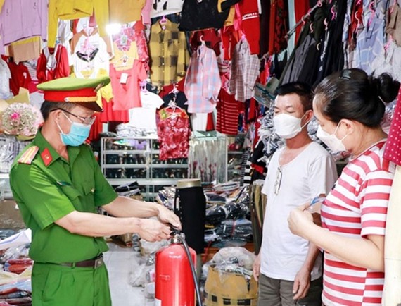 Công an tỉnh Bình Phước hướng dẫn tiểu thương chợ Minh Lập, huyện Chơn Thành cách bảo quản và sử dụng bình chữa cháy