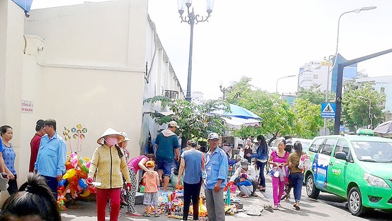 ​ Cảnh họp chợ tại cổng số 3 của Bệnh viện Nhi đồng 1 trên đường Lý Thái Tổ