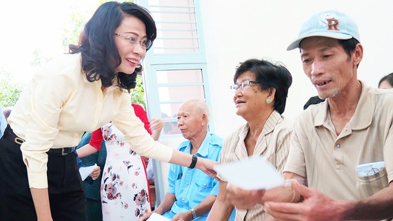 Phó Chủ tịch UBND TPHCM Nguyễn Thị Thu thăm hỏi người có công  ở huyện Nhà Bè. Ảnh: MẠNH HÒA