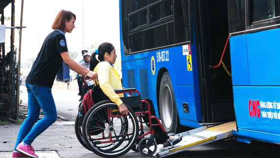 Xe buýt CNG sàn thấp, có đường xe lăn lên xuống phục vụ người khuyết tật