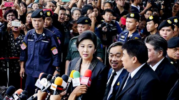   Cựu Thủ tướng Thái Lan Yingluck Shinawatra trả lời báo giới trước Tòa án Tối cao tại Bangkok ngày 1-8-2017. Ảnh: NIKKEI ASIAN REVIEW