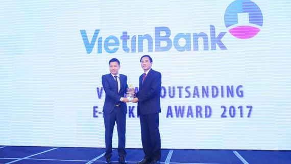 Đại diện VietinBank nhận giải thưởng Ngân hàng Điện tử tiêu biểu nhất năm 2017