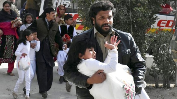 Sơ tán người dân sau vụ tấn công vào nhà thờ ở TP Quetta, tỉnh Baluchistan, Pakistan, ngày 17-12-2017. Ảnh: REUTERS
