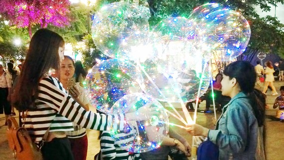 Bóng bay Galaxy bơm tay bày bán tại phố đi bộ Nguyễn Huệ,  được giới trẻ yêu thích