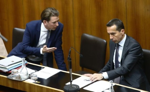 奧地利總理克恩（右）在維也納舉行的議會上發表講話。（圖源：路透社/Leonhard Foeger）