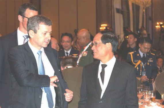 東盟秘書長黎良明(右)與出席會議代表交談。（圖源：互聯網）