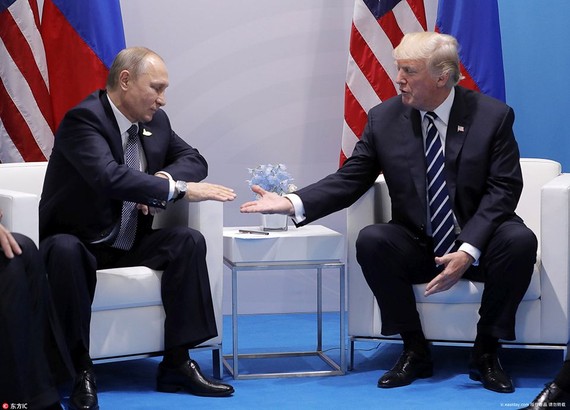 會晤時，坐在普京左側的特朗普，格外友好的伸出了右手， 普京看似猶豫了一下，然後伸手，兩隻手緊緊地握在一起了。(圖源：互聯網)
