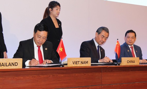 范平明副總理在成立東盟-中國中心備忘錄的簽署儀式。（圖源：越通社）