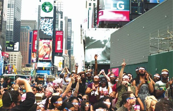 眾多民眾聚集在時報廣場觀看日食。（圖源：互聯網）