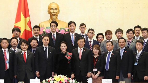 國會主席阮氏金銀(前排左四)與日本自由民主黨青年局年輕議員代表團合照。（圖源：仲德/越通社）