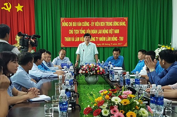 越南勞動總聯團主席裴文強(中)在會議上發表講話。（圖源：俊英）
