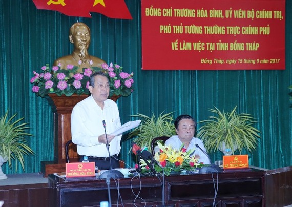 政府常務副總理張和平(左)在會議上發表講話。（圖源：VGP）