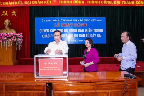 祖國陣線中央委員會主席陳清敏(左)與各副主席參加募捐活動。（圖源：光榮）