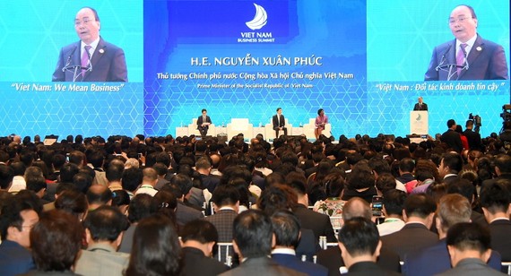 阮春福總理在越南商務會議上致詞。（圖源：VGP）