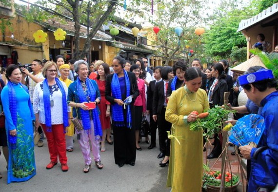 國家主席陳大光夫人阮氏賢(左一)同新加坡、泰國、菲律賓等各經濟體領導人的夫人參觀會安古埠。（圖源：長豐）