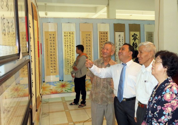 林漢城（右三）向各貴賓介紹展出的作品。
