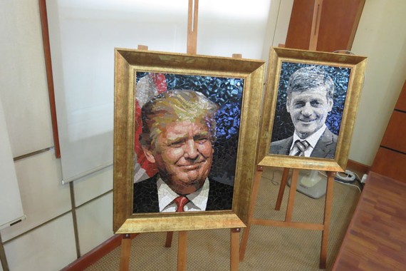 “2017年APEC各經濟體領導人肖像”的同奈陶瓷拼貼畫展一隅。圖為美國總統特朗普肖像陶瓷拼貼畫。（圖源：互聯網）