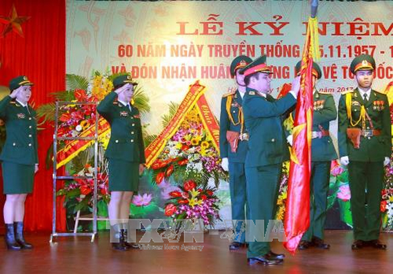 國防部副部長黎瞻上將在紀念會上受國家主席的委託，向軍隊圖書館授予一等捍衛祖國勳章。（圖源：越通社）