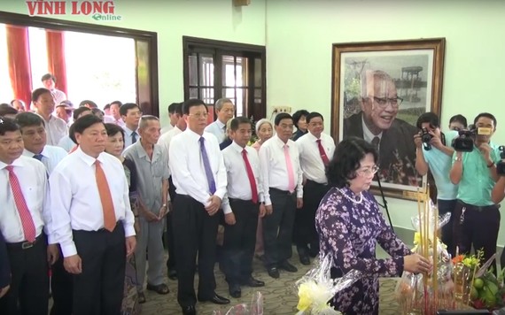 國家副主席鄧氏玉盛，各位越南英雄母親，多個省市領導，永隆省各時期領導幹部和武文傑總理家屬參加了紀念儀式。（圖源：永隆在線視頻截圖）