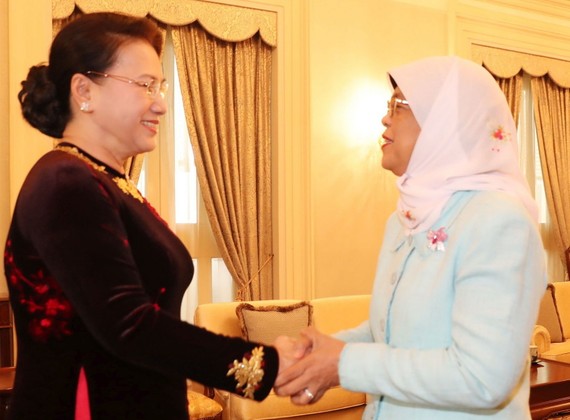 國會主席阮氏金銀會見新加坡總統哈莉瑪‧雅各布。（圖源：越通社）