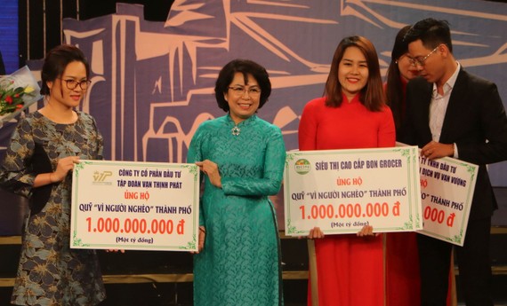 萬盛發集團(左)捐助“為窮人”基金會 10 億元。